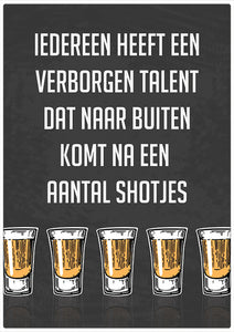 Spreukenbordje: Iedereen heeft een verborgen talent dat naar buiten komt na een aantal shotjes | Houten Tekstbord