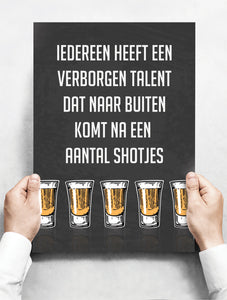 Wandbord: Iedereen heeft een verborgen talent dat naar buiten komt na een aantal shotjes | 30 x 42 cm