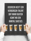 Spreukenbordje: Iedereen heeft een verborgen talent dat naar buiten komt na een aantal shotjes | Houten Tekstbord